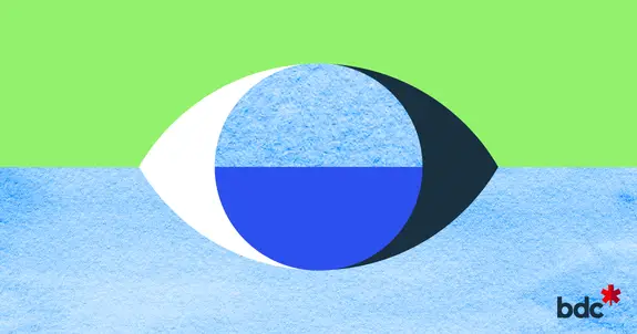 femme au sommet de la montagne regardant à travers une perspective monoculaire et économique