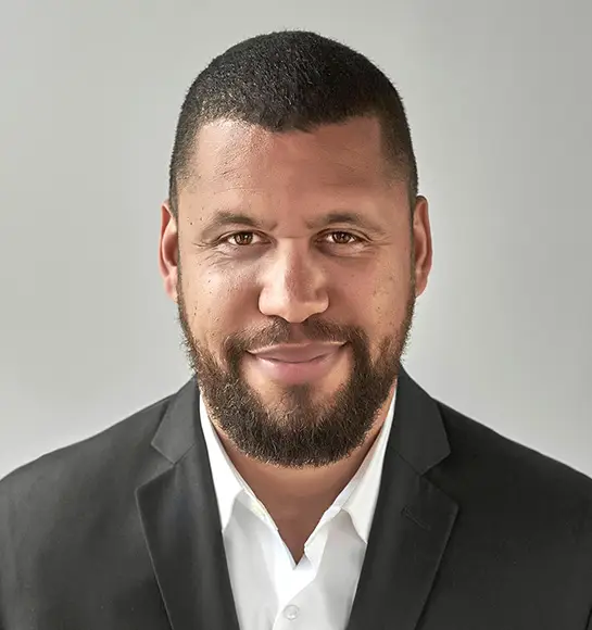 entrepreneur regardant fièrement droit devant lui