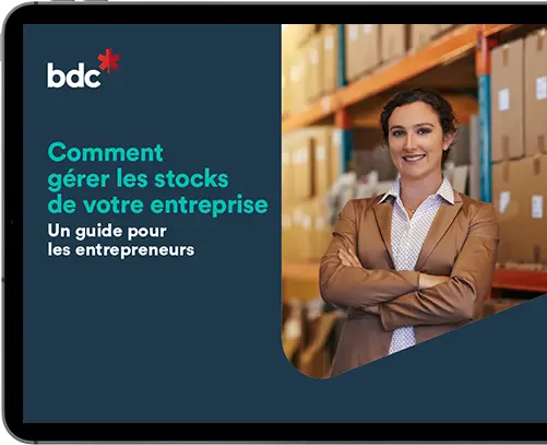 Femme tenant une tasse de thé, souriant à sa tablette