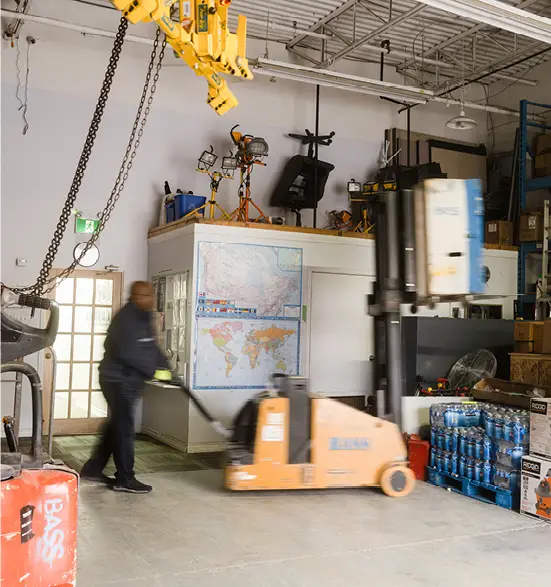 Stephen Callendar dans l'entrepôt Bass Installation