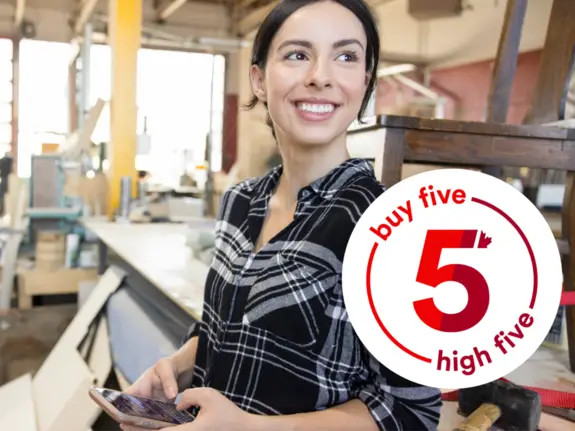 entrepreneure-smiling-in-her-workshop