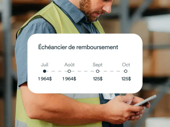 Un homme tenant un téléphone